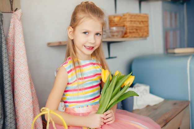 Menina bonitinha com um flores amarelas