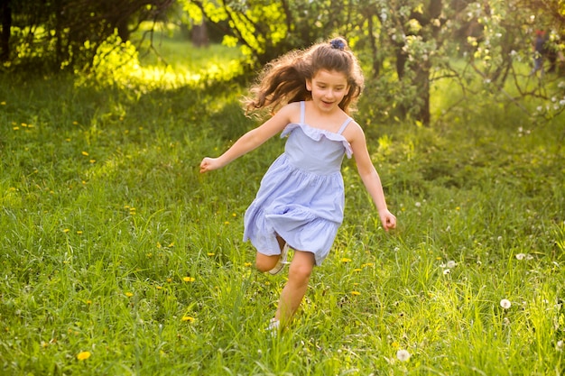 Menina bonitinha correndo no jardim