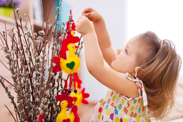 Foto grátis menina bonitinha decorando a casa para a páscoa