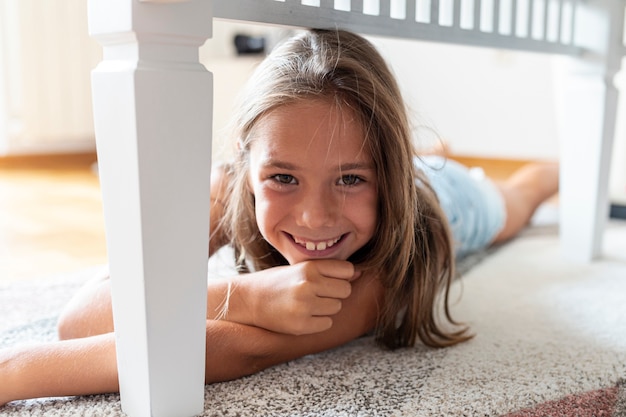 Foto grátis menina bonitinha deitada no chão