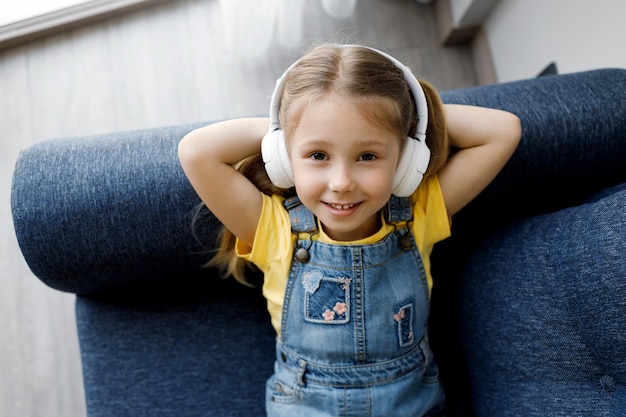 Menina bonitinha em casa com fones de ouvido