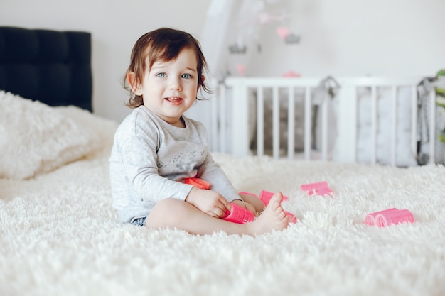 menina bonitinha em casa