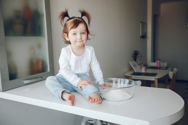 Menina bonitinha em casa