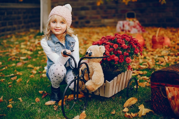 Menina bonitinha em um parque de outono