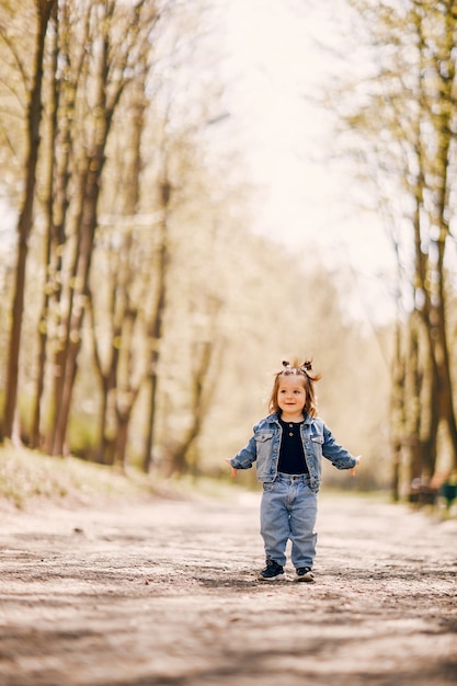 Menina bonitinha em um parque primavera