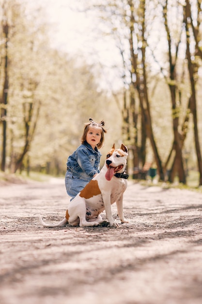 Menina bonitinha em um parque primavera