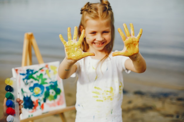 Menina bonitinha pintando em um parque