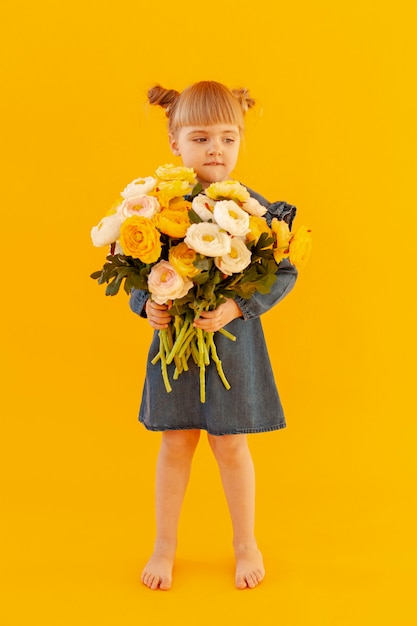 Menina bonitinha segurando flores