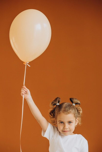 Menina bonitinha segurando um balão