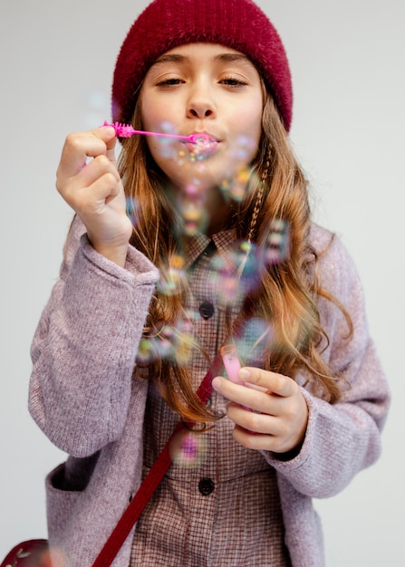 Menina brincando com bolhas de sabão