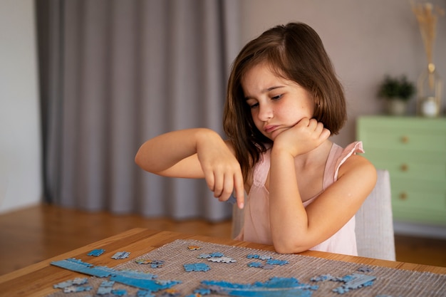 Menina brincando com brinquedos de quebra-cabeça