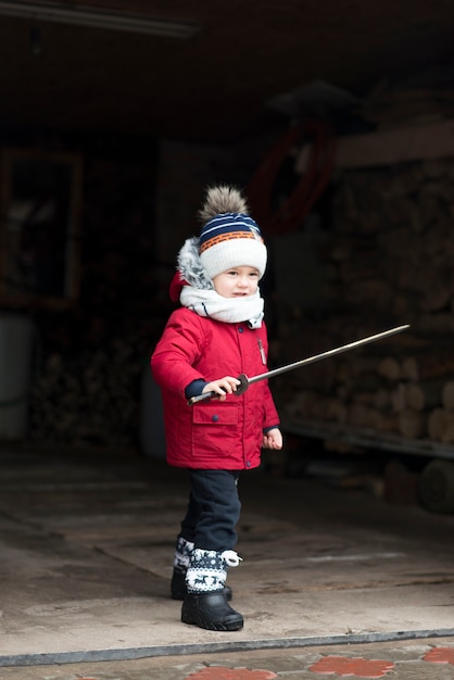 Foto grátis menina brincando com espada