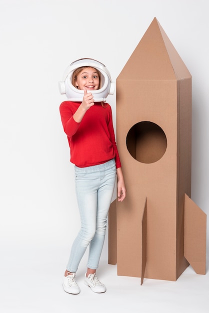 Foto grátis menina brincando com nave espacial