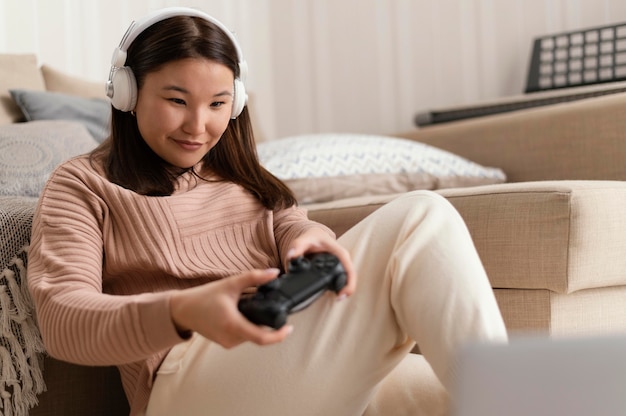 Foto grátis menina brincando com o controle