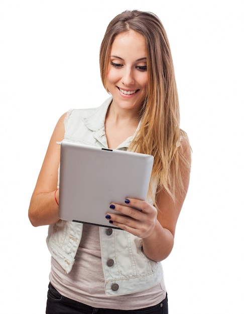 Foto grátis menina brincando com um tablet