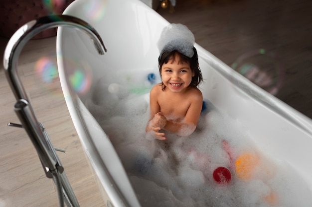 Foto grátis menina brincando na banheira de alto ângulo