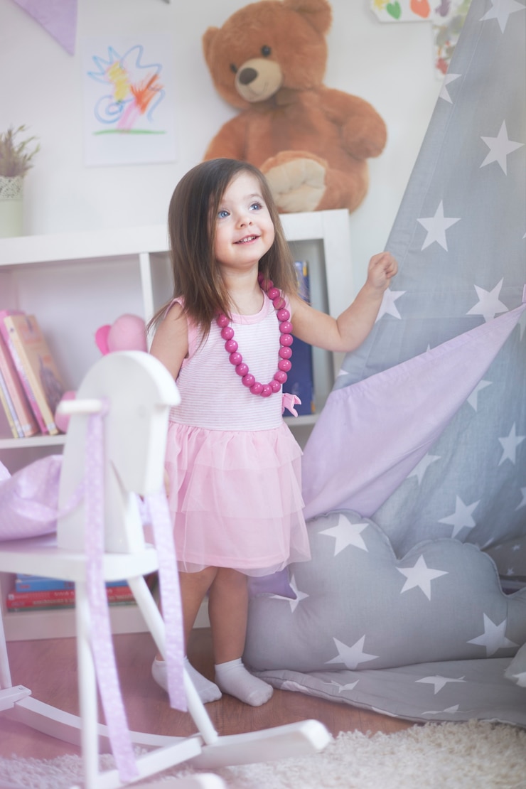 Foto grátis menina brincando no quarto dela
