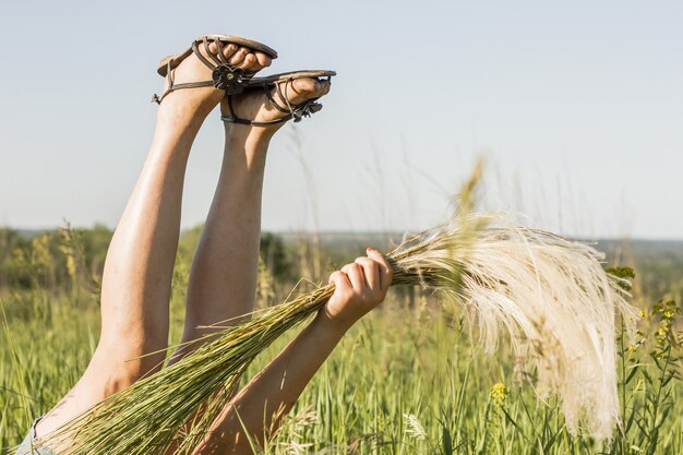 Menina brincando nos campos de colheita