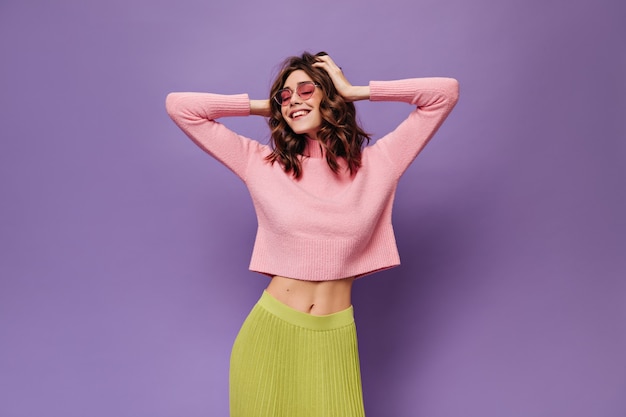 Foto grátis menina cacheada bagunçando o cabelo isolado