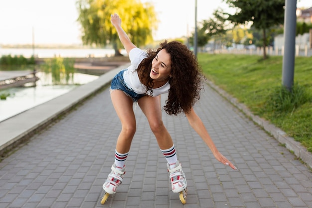 Menina cacheada passeando com seus patins