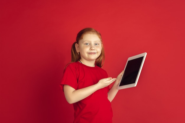 Menina caucasiana com tablet digital