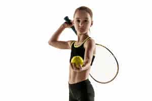 Foto grátis menina caucasiana jogando tênis isolada na parede branca