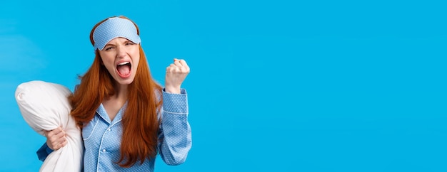 Foto grátis menina caucasiana ruiva furiosa e furiosa gritando amaldiçoando o colega de quarto sendo muito alto à noite ca