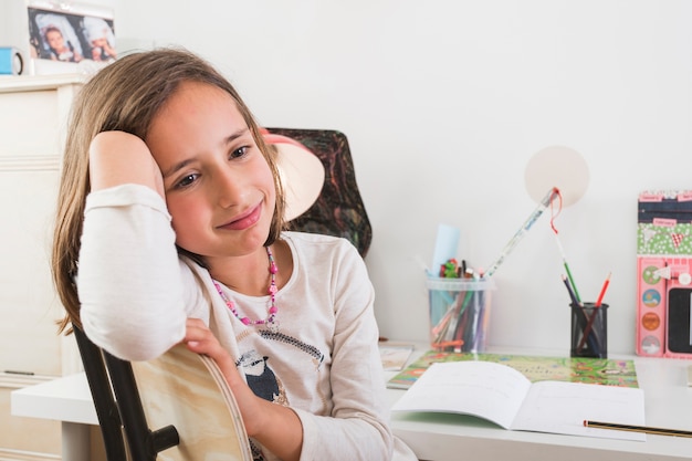 Menina chateada fazendo lição de casa