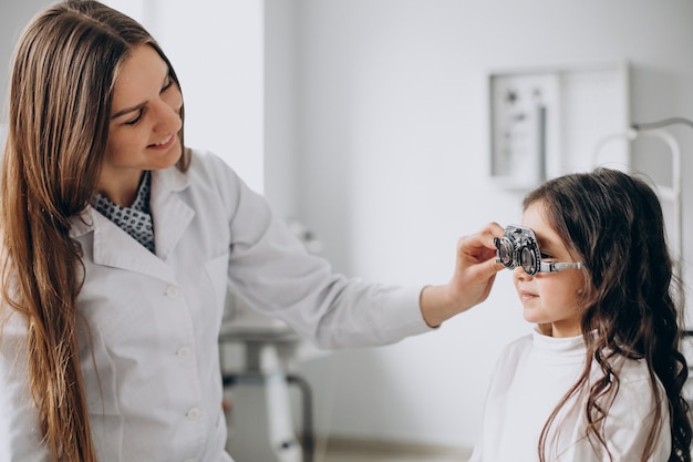 Menina checando a visão no centro de oftalmologia