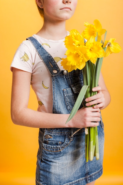 Menina close-up com flores