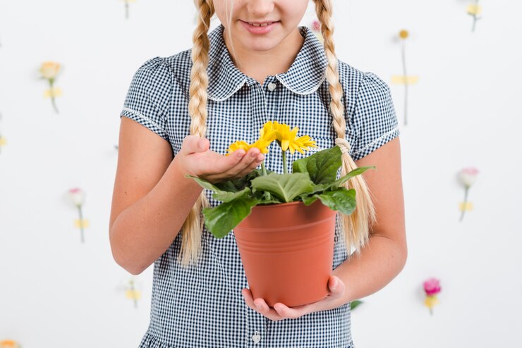 Foto grátis menina close-up com vaso de flores
