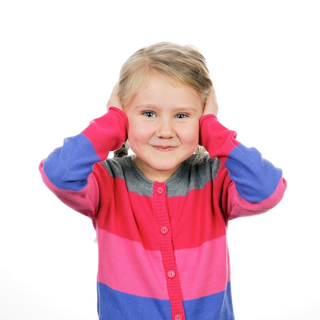 Menina cobrindo os ouvidos com as mãos