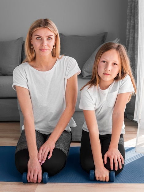 Menina com a mãe fazendo esporte