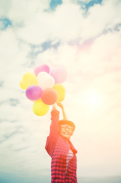 Foto grátis menina com balões e nuvens