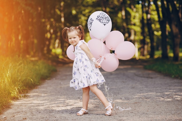 Foto grátis menina com balões