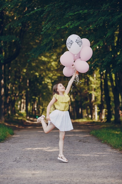 Foto grátis menina com balões