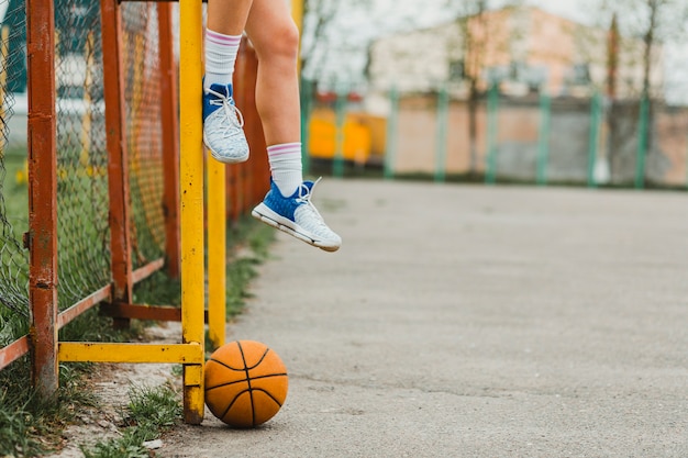 Menina, com, basquetebol, em, urbano, meio ambiente
