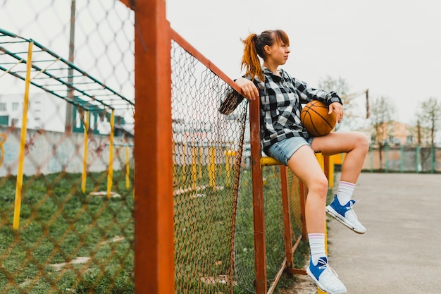 Menina, com, basquetebol, em, urbano, meio ambiente
