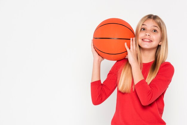 Menina com bola de basquete