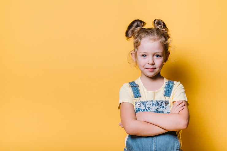 Foto grátis menina, com, braços cruzaram