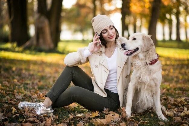 Menina com cachorro