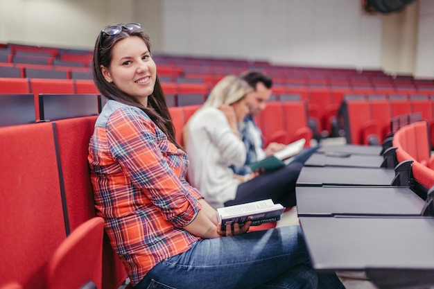 Menina com caderno na palestra