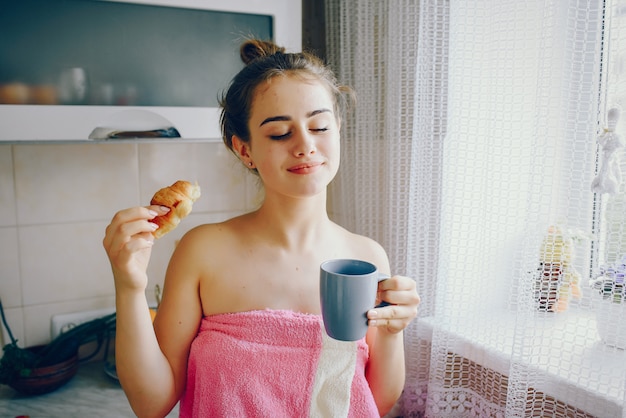 Menina com café