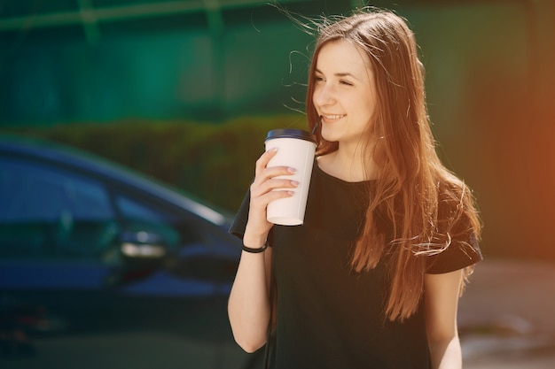 Menina com café