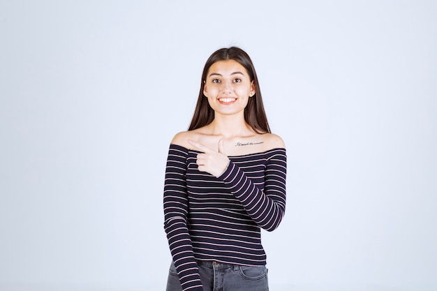 Foto grátis menina com camisa listrada, sorrindo e se sentindo feliz.