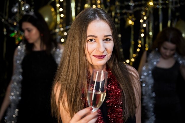 Menina com champanhe na festa de ano novo