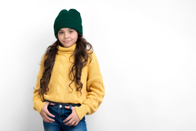 Menina com chapéu verde e camisola amarela