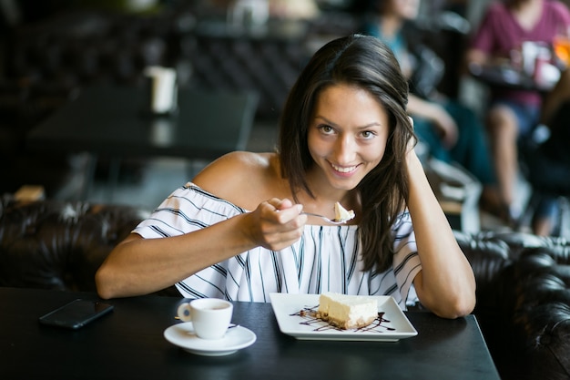 Foto grátis menina com cheesecake