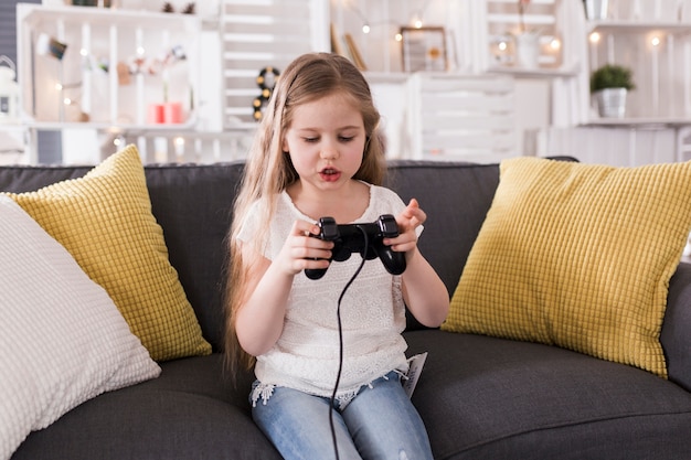 Foto grátis menina com console