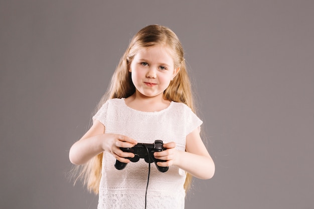 Foto grátis menina, com, controlador, olhando câmera